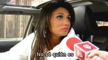 a woman in a car with the words no se quien es written on her face