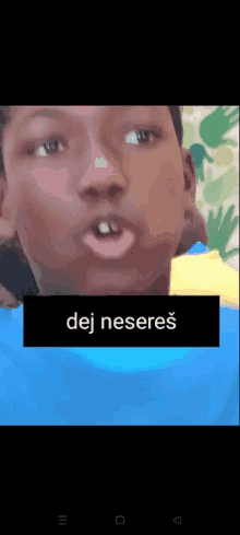 a young boy making a funny face with the words " dej neseres " written below him