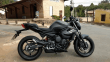 a yamaha motorcycle is parked in front of a building