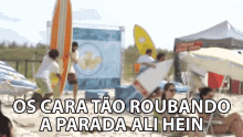 a group of people on a beach with the words " os cara tao roubando a parada ali hein " above them