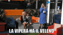 a group of women sitting on a couch with the words la vipera ha il veleno above them