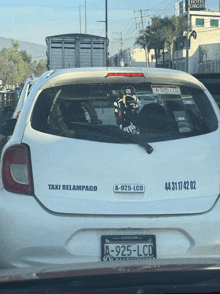 a white car with taxi relampago on the back