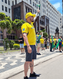 a man in a yellow shirt that says brasil on it