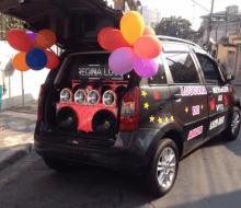 a black car with loucura de amor written on the back