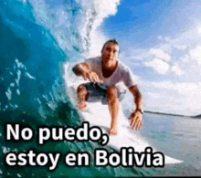 a man is riding a wave on a surfboard in the ocean with a caption in spanish .