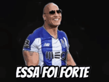 a man wearing sunglasses and a blue and white jersey with the words essa foi forte