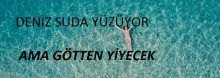 a woman in a bikini is floating in the ocean with the words deniz suda yüzüyor ama gotten yiyecek above her