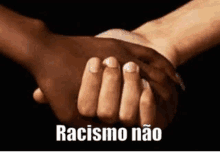 a black and white hand holding each other with the words racismo não written below them