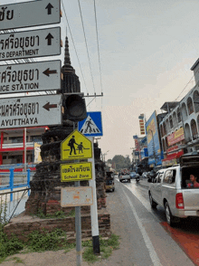 a busy street with a sign that says school zone