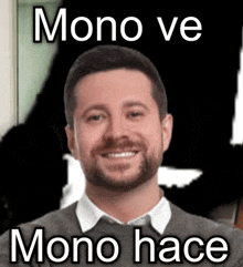 a man with a beard is smiling in front of a black background with the text mono ve mono hace