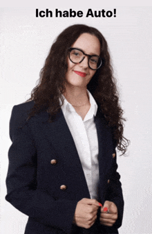 a woman wearing glasses and a black jacket stands in front of a white background with the words ich habe auto on it