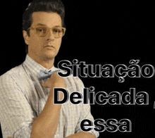 a man wearing glasses and a bow tie is standing in front of a black background with the words situacao delicada essa on it .