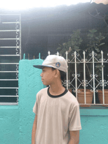 a boy wearing a hat with the letter l on the front