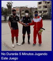 three men wearing face masks are standing next to each other with the words no duraras 5 minutos jugando este juego on the bottom right