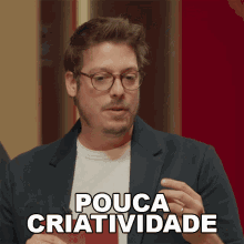 a man wearing glasses and a suit has the words pouca criatividade above him