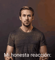 a man in a t-shirt is pointing at the camera with the words mi honesta reaccion below him .