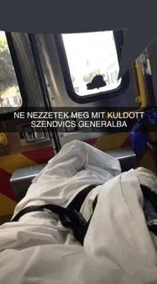 a picture of a person in an ambulance with a caption in a foreign language