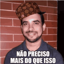 a man wearing a hat with the words não preciso mais do que isso