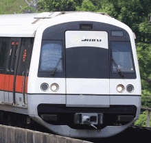 a train that has the word jiu on the front of it