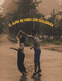 a couple dancing in the rain with el alma no vibra con cualquiera