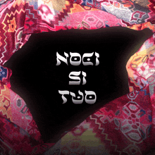 a black background with the words noei si tuo written in white