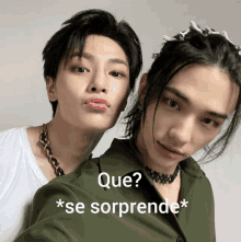 a couple of young men standing next to each other with the words que * se sorprende * on the bottom