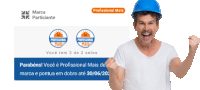 a man wearing a blue hard hat stands in front of a sign that says " marca participante "