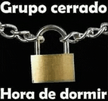 a picture of a padlock on a chain with the words `` grupo cerrado hora de dormir '' below it .