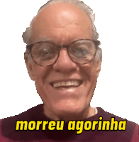 a man with glasses is smiling with the words morreu agorinha behind him