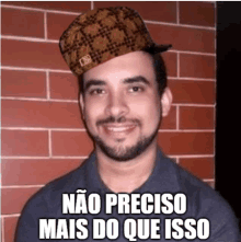 a man wearing a hat with the words " não preciso mais do que isso " on the bottom