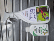 a spray bottle of forth orchideas next to a bottle of vitaplant nutri verde