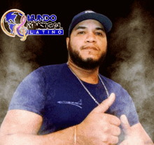 a man giving a thumbs up in front of a logo for mundo musical latino