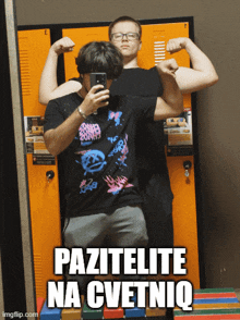 two men are flexing their muscles in front of a mirror and the caption says pazitelite na cvetniq