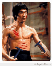 a picture of bruce lee holding a pair of razors with the website mecagoendiez.com at the bottom