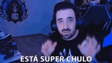 a man wearing headphones says esta super chulo in spanish