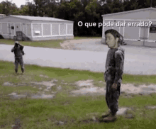 a man in a military uniform stands in front of a building with the words " o que pode dar errado " written above him