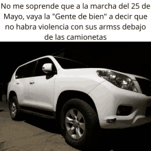 a white suv is parked in a dark parking lot with a caption in spanish