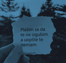 a person is holding a piece of paper that says " plasim se da te ne izgubim a upste te nemam "