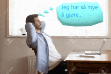 a man sitting at a desk with his hands behind his head and a thought bubble that says jeg har så mye