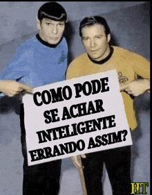 two men holding a sign that says como pode se achar inteligente errando assim