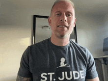 a man wearing a gray shirt that says st jude