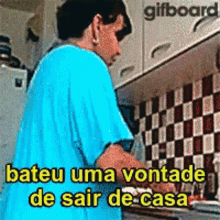 a woman in a blue shirt is washing dishes in a kitchen with the words bateu uma vontade de sair de casa