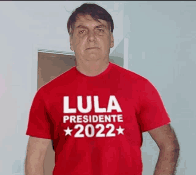 a man wearing a red lula presidente 2022 shirt