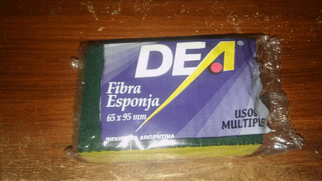 a package of dea fibra esponja sits on a table