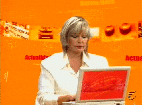 a woman is using a laptop in front of an orange background with the word formacion on it