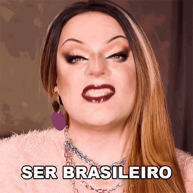 a woman wearing a pink sweater and earrings says ser brasileiro