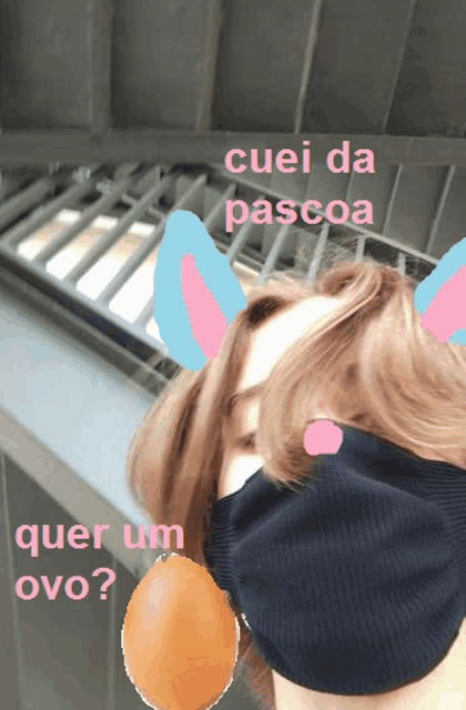 a woman wearing bunny ears and a face mask with the words cuei da pascoa above her