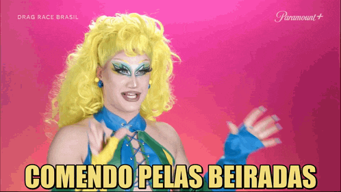 a drag queen says " comendo pelas beiradas " in yellow letters