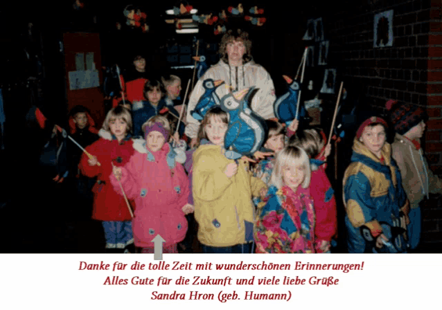 a group of children are holding lanterns in a hallway and the caption says danke für die tolle zeit