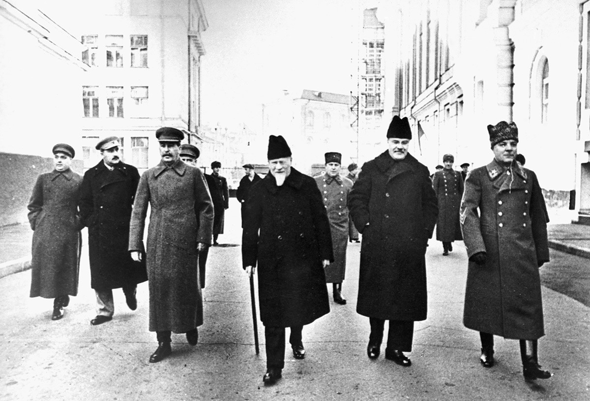 A group of Soviet leaders in the Kremlin. Left to right: Georgi Malenkov, Lazar Kaganovich, Joseph Stalin, Mikhail Kalinin, V.M. Molotov, and Kliment Voroshilov.